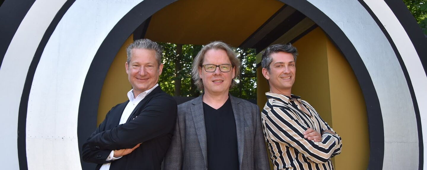 Regisseur Tobias Materna (v.l.), musikalischer Leiter Christoph Bönecker und Choreograf Vanni Viscusi. Foto: Constanze Emde Regisseur Tobias Materna (v.l.), musikalischer Leiter Christoph Bönecker und Choreograf Vanni Viscusi. Foto: Constanze Emde