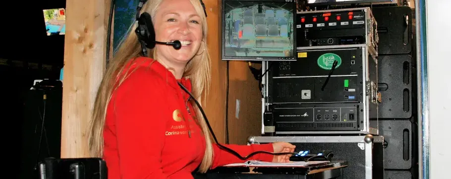 Drückt Corina von Wedel-Gerlach einen dieser Knöpfe, kann sie über ihr Mikrofon direkt mit den Technikern oder dem Dirigenten sprechen. FOTO: CLAUDIA RESTHÖFT Drückt Corina von Wedel-Gerlach einen dieser Knöpfe, kann sie über ihr Mikrofon direkt mit den Technikern oder dem Dirigenten sprechen. FOTO: CLAUDIA RESTHÖFT