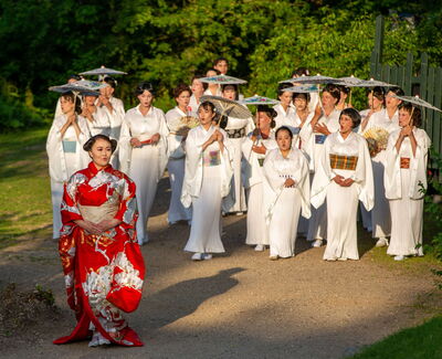 Yitian Luan (Foto) und Tetiana Miyus wechseln sich in der Rolle von Cio-Cio-San ab, hier mit dem Chor der Eutiner Festspiele. Foto: EFS Yitian Luan (Foto) und Tetiana Miyus wechseln sich in der Rolle von Cio-Cio-San ab. Zudem zu sehen: Der Chor der Eutiner Festspiele. Foto: EFS