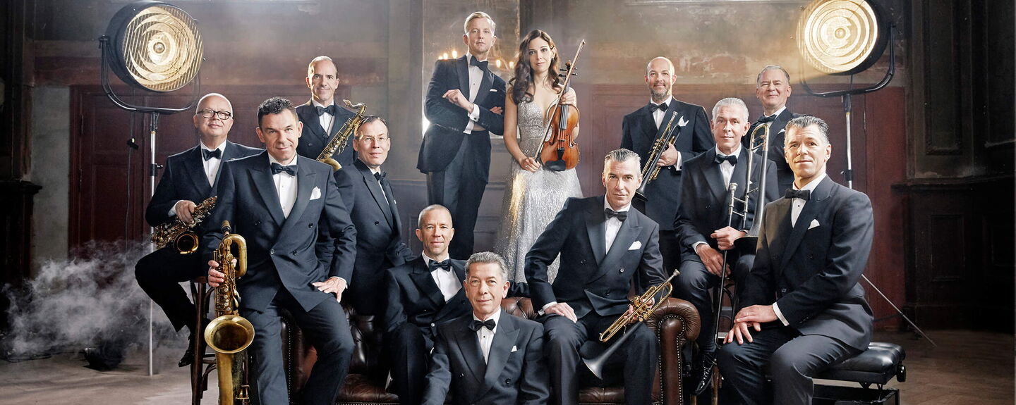 Max Raabe erstmals mit seinem Orchester auf die Eutiner Seebühne. Foto: Gregor Hohenberg Max Raabe erstmals mit seinem Orchester auf die Eutiner Seebühne. Foto: Gregor Hohenberg
