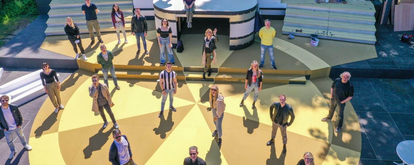 Das Ensemble probt auf der Seebühne fürs Musical „Cabaret“ und ist begierig, endlich wieder vor Publikum auftreten zu können. Am 2. Juli geht’s los! Das Ensemble probt auf der Seebühne fürs Musical „Cabaret“ und ist begierig, endlich wieder vor Publikum auftreten zu können. Am 2. Juli geht’s los!