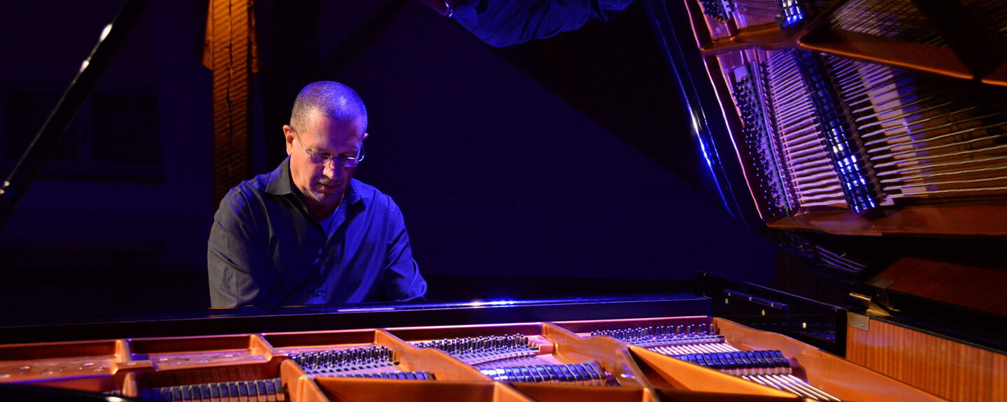 Ein grandioser Auftrakt: Chris Jarrett spielte „Tales of our Times“ auf der Studiobühne. Ein grandioser Auftrakt: Chris Jarrett spielte auf der Studiobühne. Foto: EFS