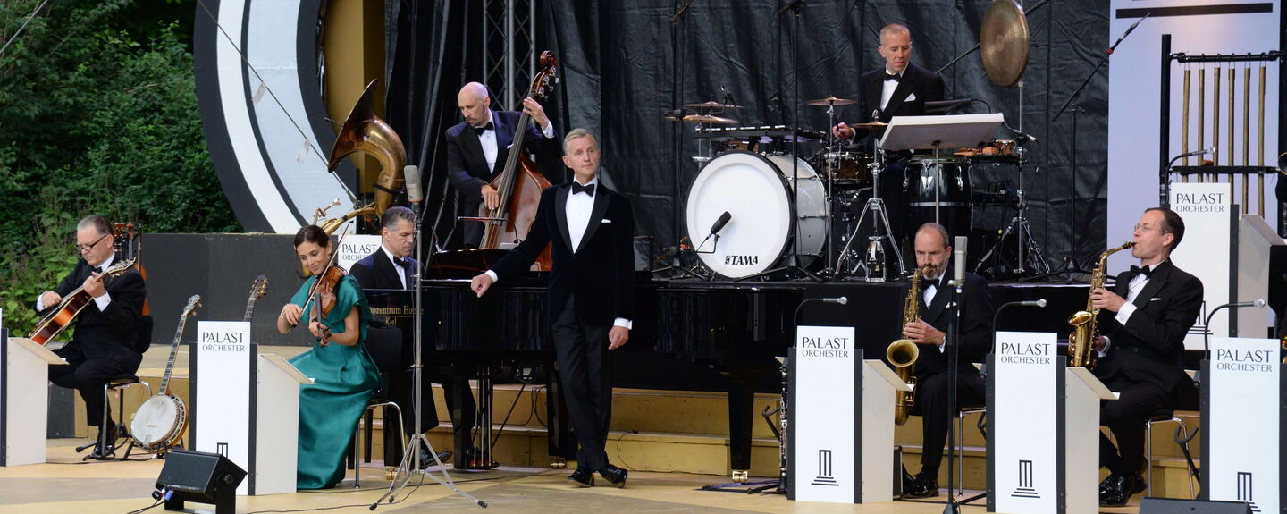 Max Raabe und sein Orchester bei einem entspannten Auftritt bei den Eutiner Festspielen