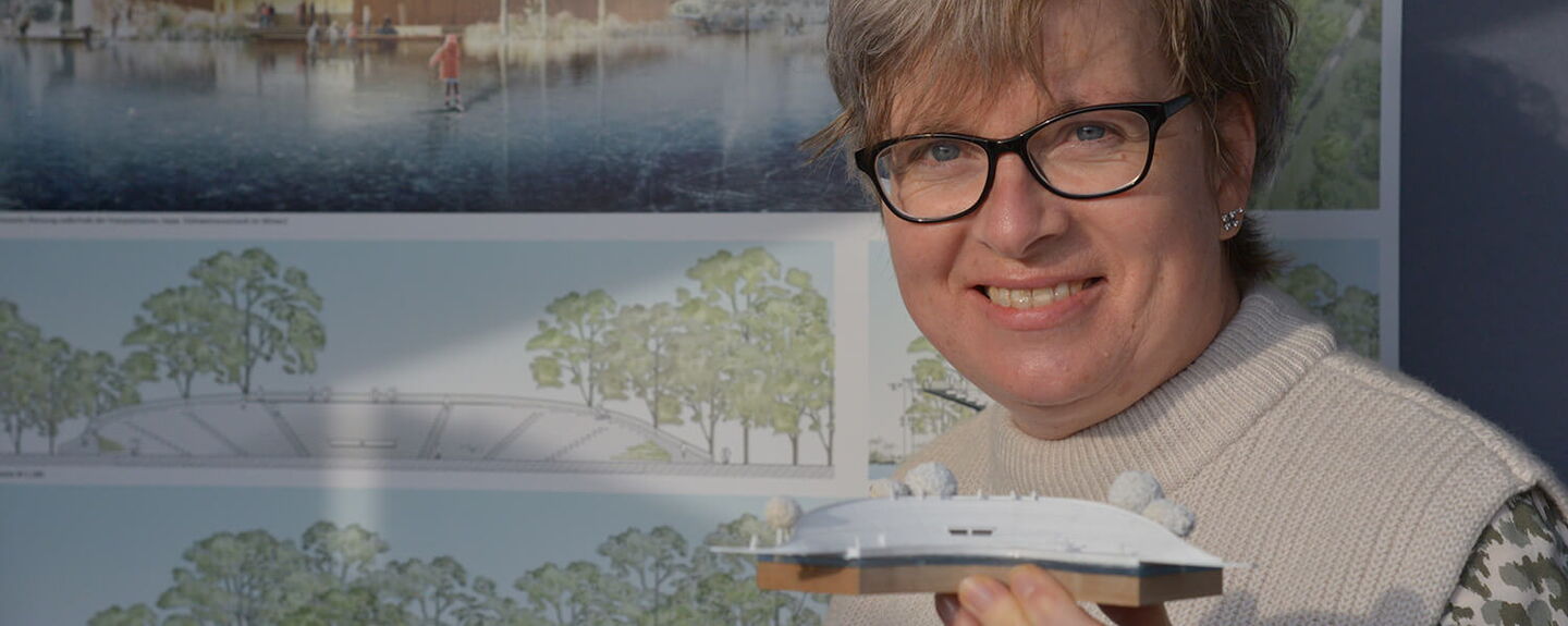 Festspiele-Mitarbeiterin Kerstin Gradert hält das Modell in Händen, das Vorbild sein soll für den Neubau der Tribüne am Großen Eutiner See. Die Pläne sind jetzt im Gastro-Pavillon der Festspiele ausgestellt. Foto: EFS Festspiele-Mitarbeiterin Kerstin Gradert hält das Modell in Händen, das Vorbild sein soll für den Neubau der Tribüne am Großen Eutiner See. Die Pläne sind jetzt im Gastro-Pavillon der Festspiele ausgestellt. Foto: EFS