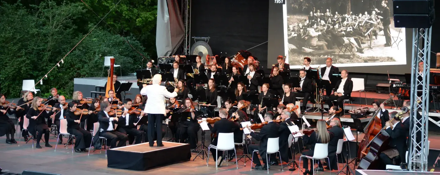 Unter der Leitung von Hilary Griffiths spielte die Kammerphilharmonie Lübeck Webers Ouvertüre zu Freischütz. zum Artikel