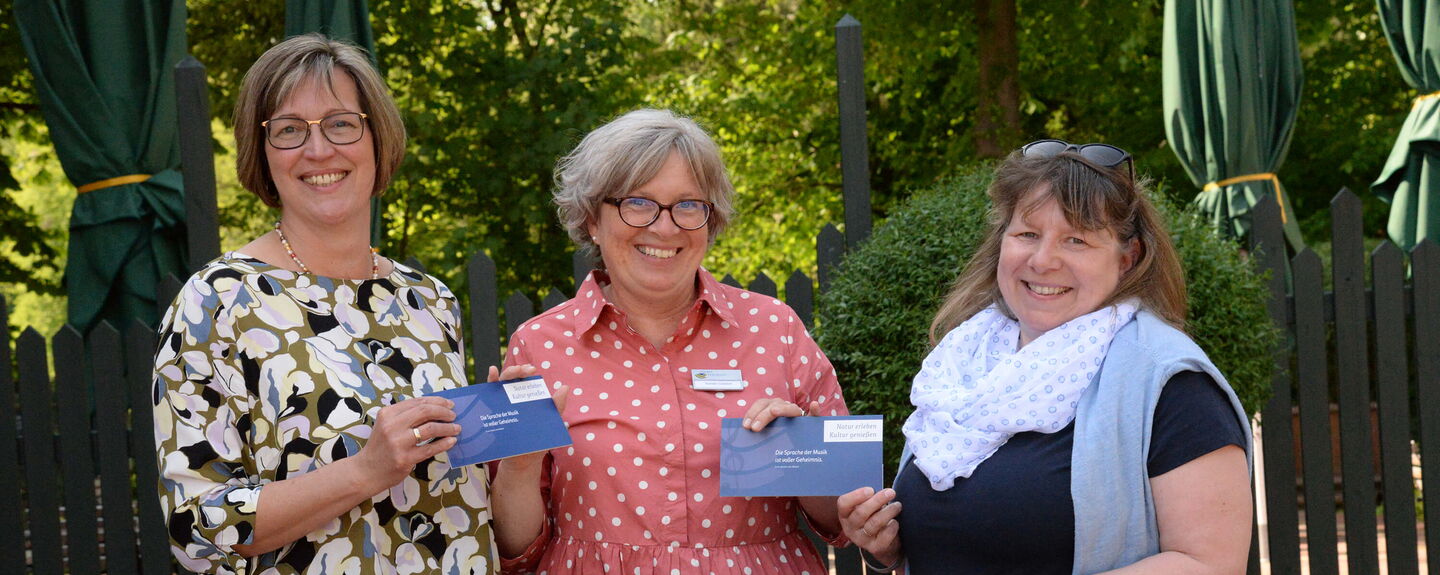eutiner-festspiele-2022-gewinnerinnen-schultaschen-aktion-für die ukraine-01-becker.jpg Meike Langmaack (links) und Britta Grünewald (rechts) freuen sich über Freikarten