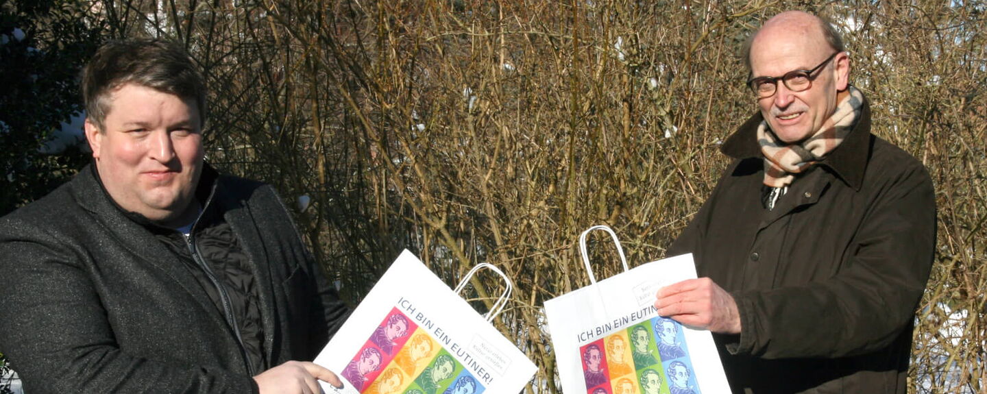 Falk Herzog und Hans-Wilhelm Hagen (WVE) präsentieren die mit Webers Portrait bedruckten Eutiner Einkaufstaschen Falk Herzog und Hans-Wilhelm Hagen (WVE) präsentieren die mit Webers Portrait bedruckten Eutiner Einkaufstaschen