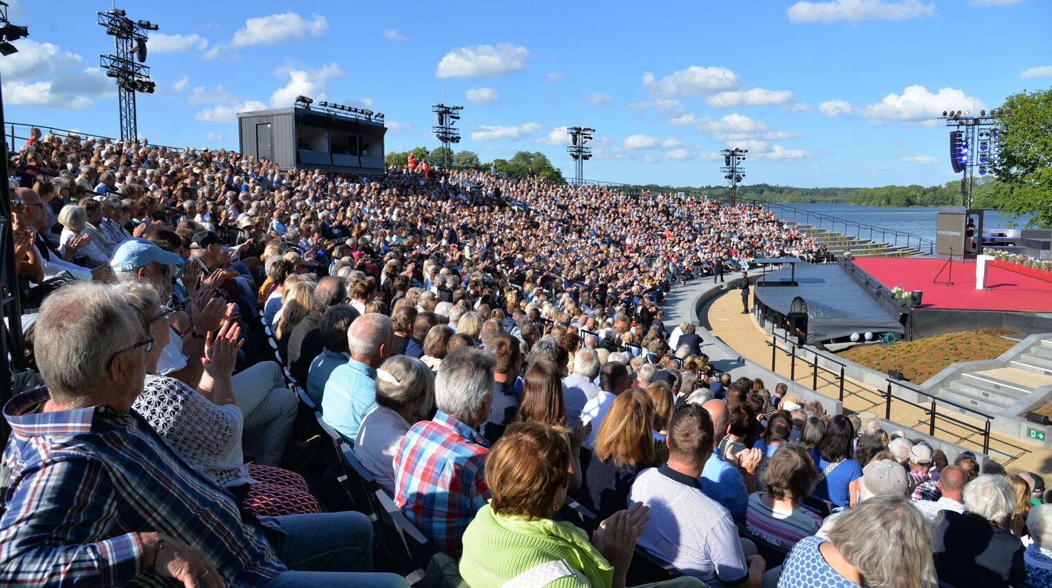 eutiner-festspiele-eröffnung-der-tribüne-volle-ränge