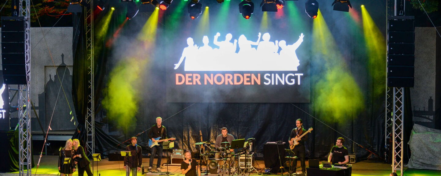 "Eutin Singt!": "Der Norden Singt" – Niels Schröder & Band auf der Seebühne Eutin "Eutin Singt!": "Der Norden Singt" – Niels Schröder & Band auf der Seebühne Eutin