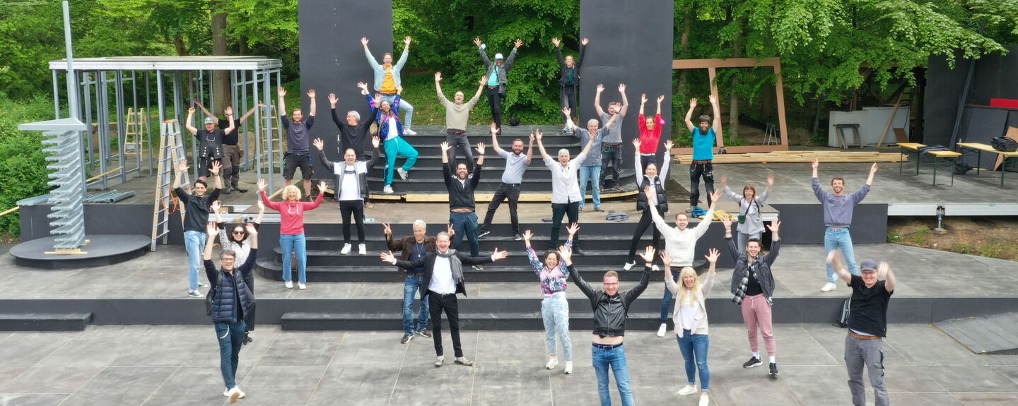 Voller Enthusiasmus hat das Musical-Ensemble die Probenarbeit auf der Seebühne der Eutiner Festspiele aufgenommen. Foto: EF/honorarfrei Voller Enthusiasmus hat das Musical-Ensemble die Probenarbeit auf der Seebühne der Eutiner Festspiele aufgenommen. Foto: EF/honorarfrei