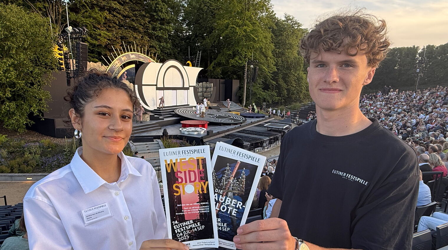 Jamira und Max finden das Ticket-Angebot für ihre Generation gut.