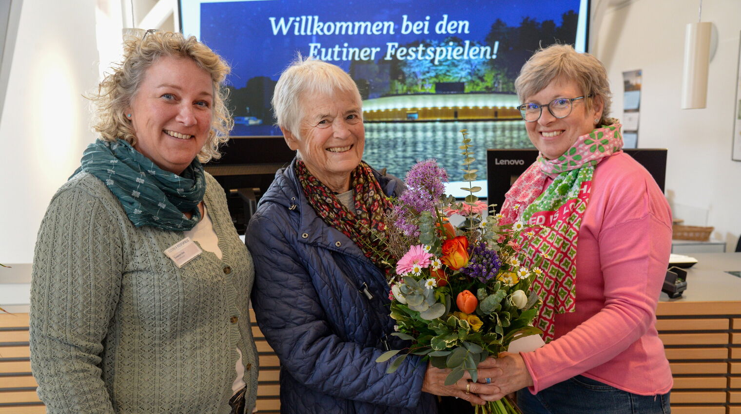 25.000 Karten für die neue Saison der Festspiele sind jetzt gebucht. Für ihren Jubiläumskauf wurde Susanne Kühnert mit einem Blumenstrauß beglückwünscht von den Konzertkasse-Mitarbeiterinnen Kerstin Gradert (rechts) und Susanne Utes (links). Foto: EF/C. B